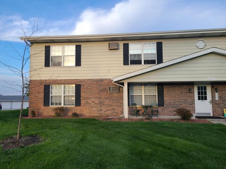 2215 Sylvan Way, Unit #6 in West Bend, WI - Foto de edificio