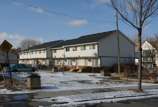 Plymouth Avenue Townhomes in Minneapolis, MN - Building Photo - Building Photo