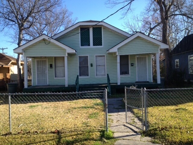 2048 Grand St in Beaumont, TX - Building Photo