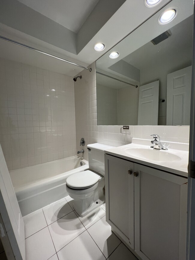 741 W Buena Ave, Unit 304 in Chicago, IL - Building Photo - Building Photo