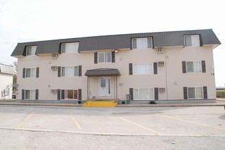 702-704 Nicc Dr in Calmar, IA - Building Photo - Building Photo