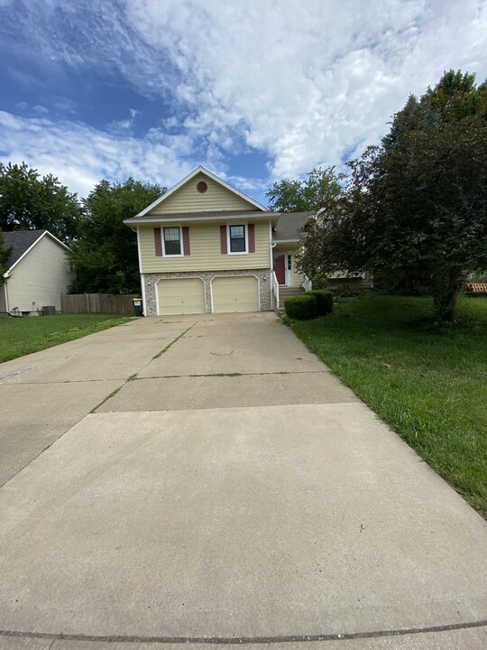 614 Meadowlark Rd in Lansing, KS - Foto de edificio