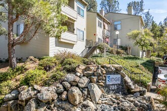 The Ridge Apartments in Auburn, CA - Foto de edificio - Building Photo