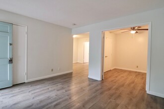 241 Chester Way in Oxnard, CA - Building Photo - Building Photo