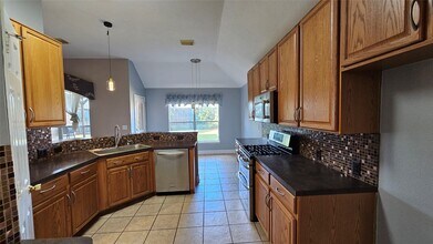 2010 Louetta Spring Dr in Spring, TX - Foto de edificio - Building Photo