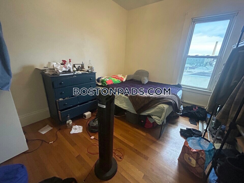 96 E Cottage St in Boston, MA - Building Photo