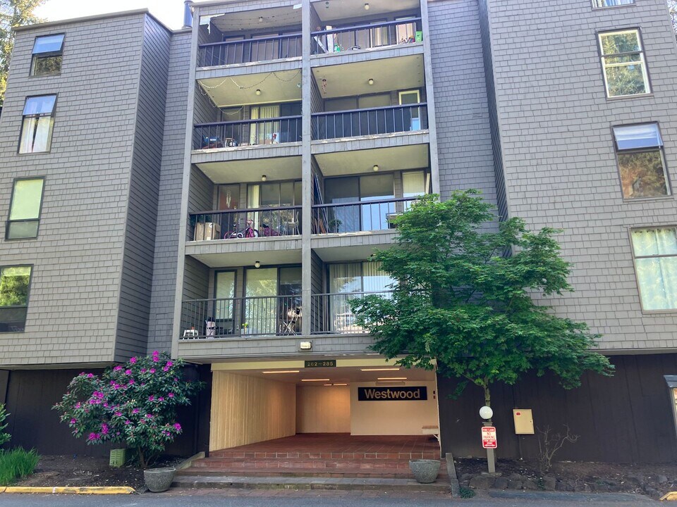 6347 137th Ave NE in Redmond, WA - Building Photo