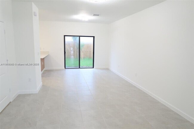 12946 SW 231st St in Goulds, FL - Foto de edificio - Building Photo