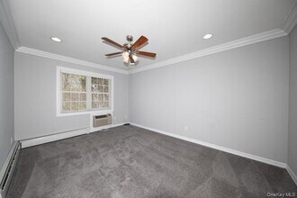 19 Pickwick Ln in North Babylon, NY - Building Photo - Building Photo