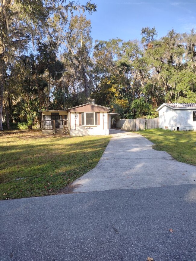 3182 Co Rd 418 in Lake Panasoffkee, FL - Building Photo - Building Photo