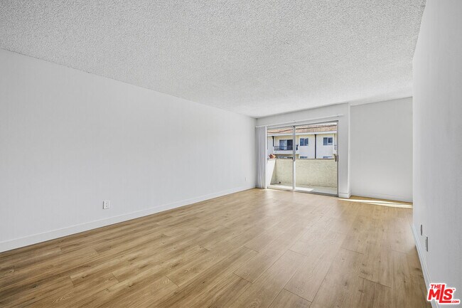 1352 S Carmelina Ave in Los Angeles, CA - Foto de edificio - Building Photo