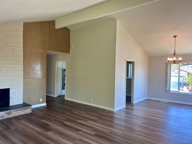 2717 Trousdale Dr in Burlingame, CA - Building Photo - Building Photo