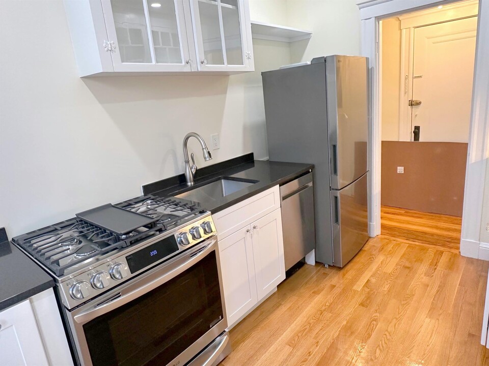 27 Ellery St, Unit 2 in Cambridge, MA - Building Photo