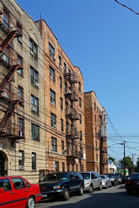 3039 Wallace Ave in Bronx, NY - Building Photo