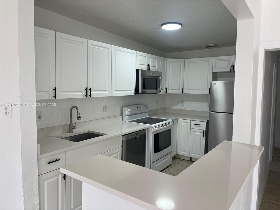 2329 NE 173rd St in North Miami Beach, FL - Foto de edificio