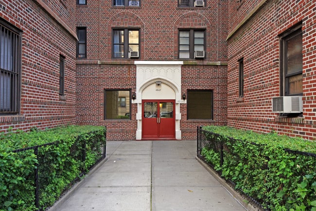 43-07 42nd St in Long Island City, NY - Building Photo - Building Photo