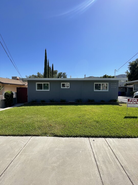 2528 Hermosa Ave in Montrose, CA - Building Photo