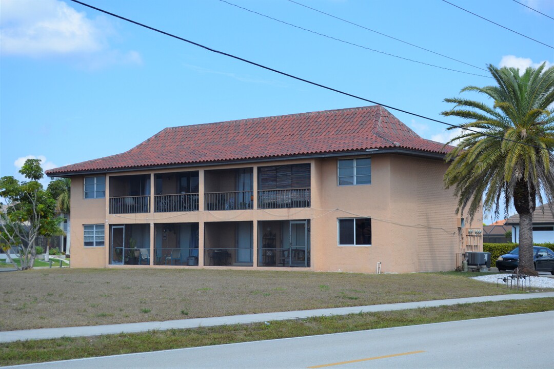 2504 Magdalina Dr in Punta Gorda, FL - Building Photo