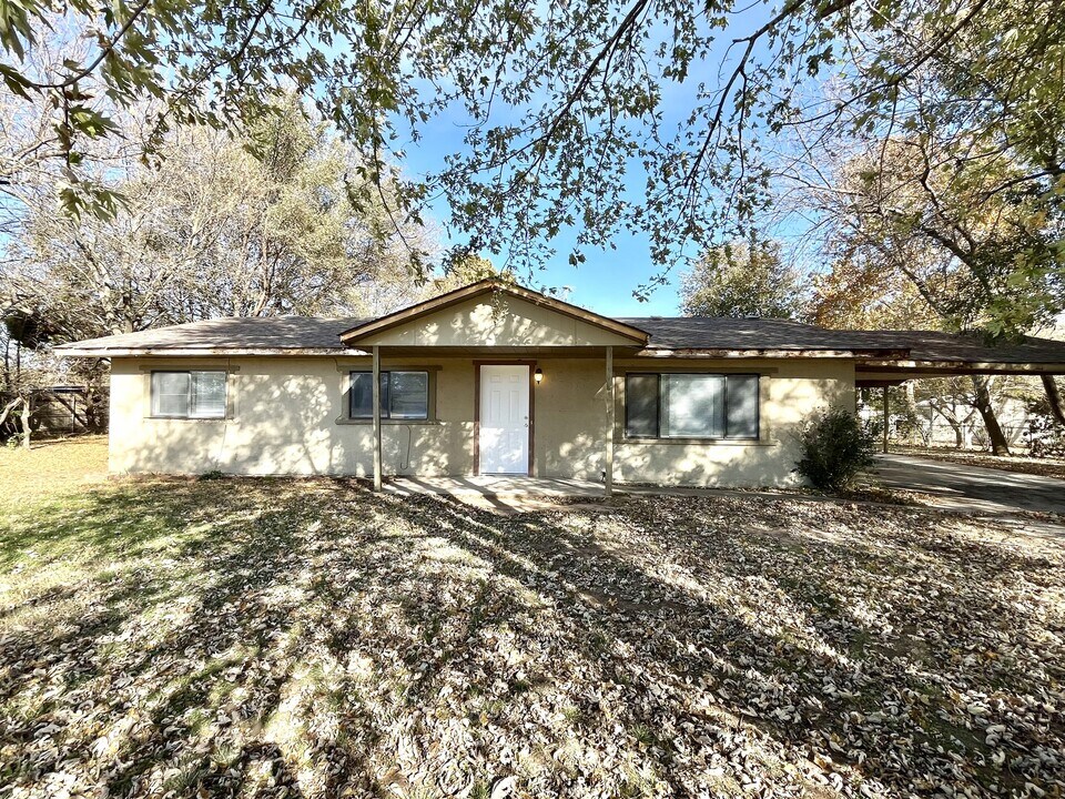 67 Rungis Rd in Sulphur, OK - Building Photo
