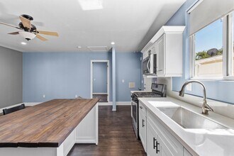 19403 Welby Way in Los Angeles, CA - Foto de edificio - Building Photo