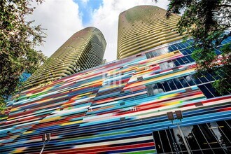 45 SW 9th St, Unit 2201 in Miami, FL - Foto de edificio - Building Photo
