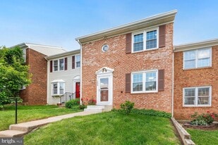 13809 Newport Ln, Unit Basement Apartment in Chantilly, VA - Building Photo