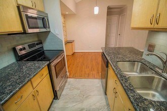 2300 Augusta Dr-Unit -4 in Houston, TX - Building Photo - Building Photo