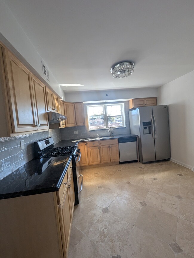 2763 Fish Ave, Unit 3 bd 1.5 bath in Bronx, NY - Building Photo - Building Photo