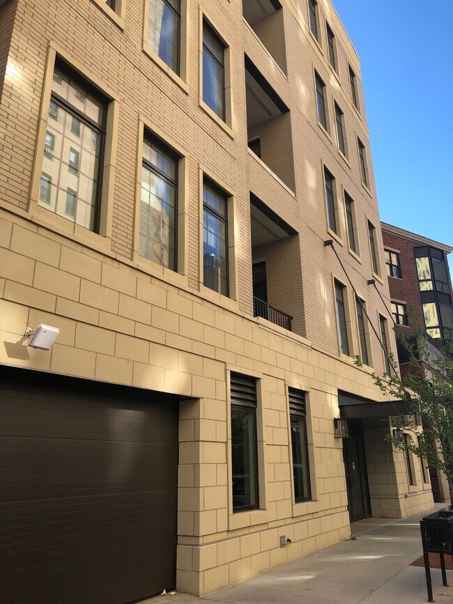 2050 N Clark St in Chicago, IL - Building Photo - Building Photo