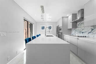 2557 Lakeview Ct in Hollywood, FL - Foto de edificio - Building Photo