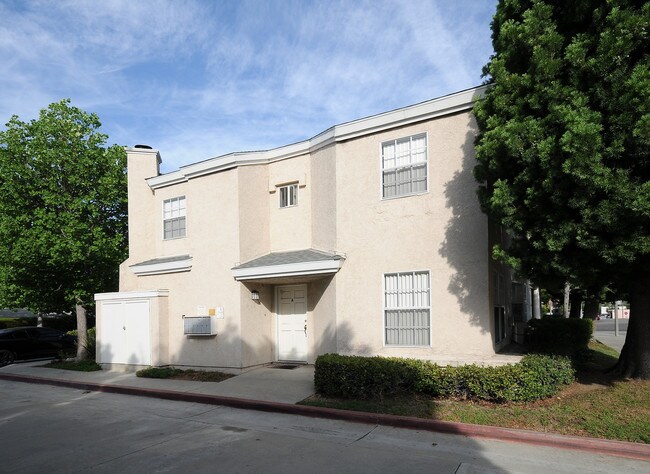 400-404 S Orange Ave in Brea, CA - Foto de edificio - Building Photo