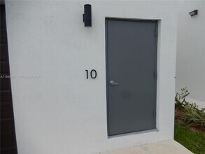 16955 SW 100th Ave in Miami, FL - Building Photo - Building Photo