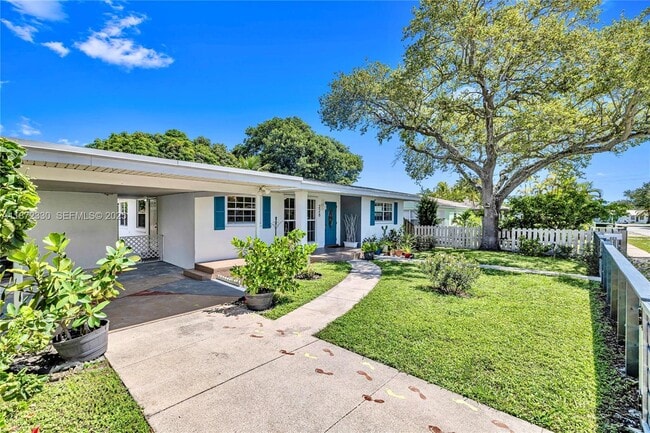 228 SW 3rd Terrace in Dania Beach, FL - Building Photo - Building Photo