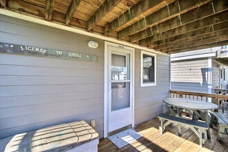 56821 North Carolina Hwy 12 in Hatteras, NC - Foto de edificio - Building Photo