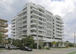 9241-9261 E Bay Harbor Dr in Miami Beach, FL - Foto de edificio - Building Photo