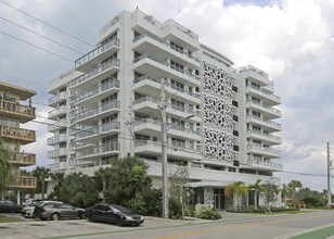 9241-9261 E Bay Harbor Dr in Miami Beach, FL - Building Photo - Building Photo