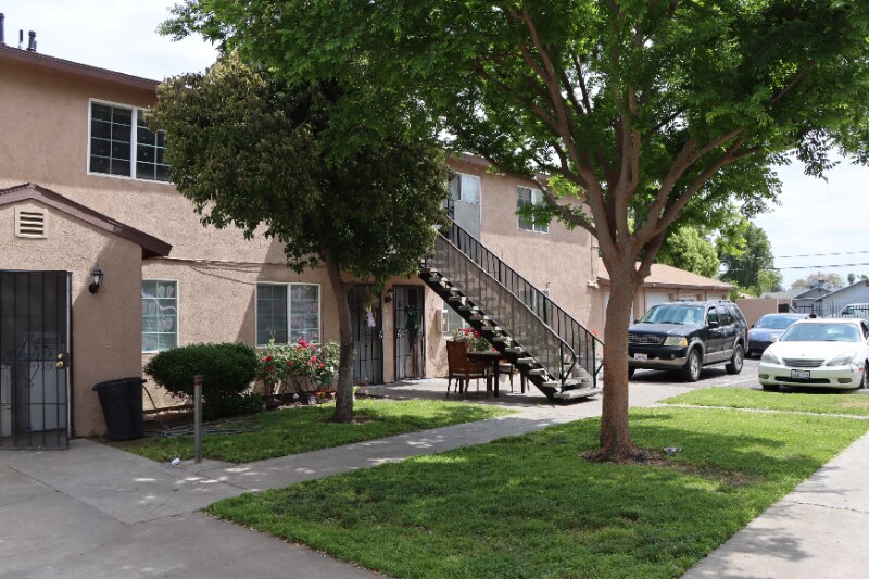 3935 E Clay Ave in Fresno, CA - Building Photo