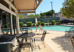 7950 N Stadium Dr in Houston, TX - Building Photo - Building Photo