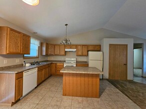 105 W Clark St in Plainfield, WI - Foto de edificio - Building Photo