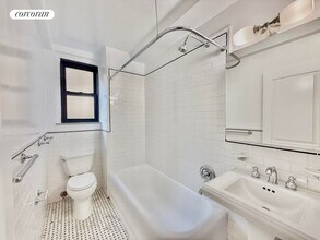 210 E 68th St in New York, NY - Building Photo - Building Photo