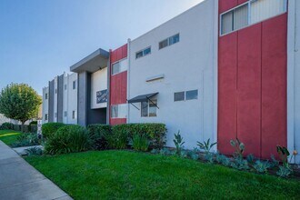 Chateau 16700 Devonshire Apartments, LLC in Granada Hills, CA - Building Photo - Building Photo