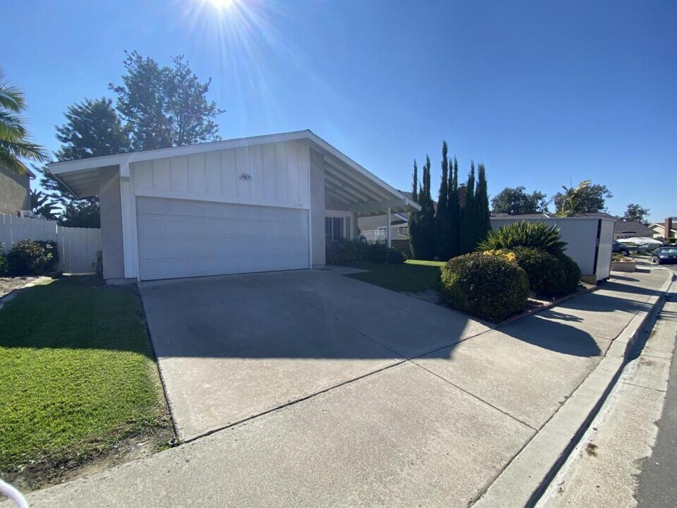 23091 Vía San Gabriel in Mission Viejo, CA - Building Photo