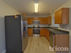 162 Cogburn Rd in Columbia, SC - Foto de edificio - Building Photo