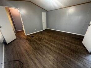 1102 E Spring St in Henrietta, TX - Building Photo - Building Photo