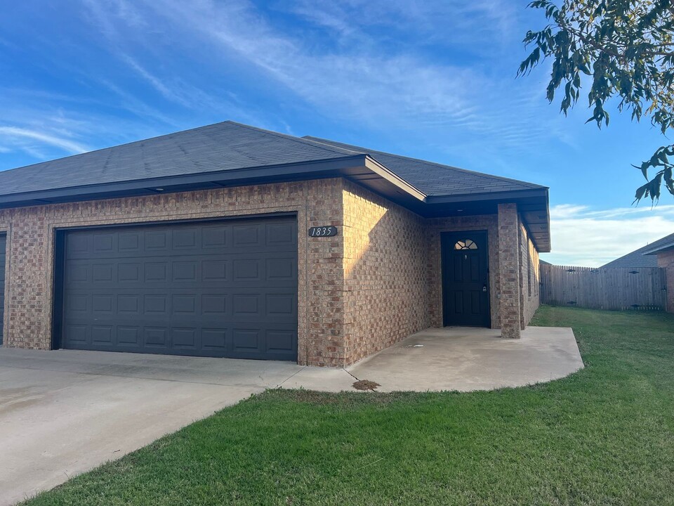 1833 Post Oak Rd-Unit -1835 Post Oak Rd in El Reno, OK - Building Photo