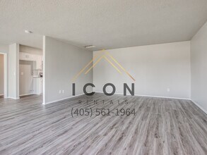 517 N Robin Way in Mustang, OK - Building Photo - Building Photo