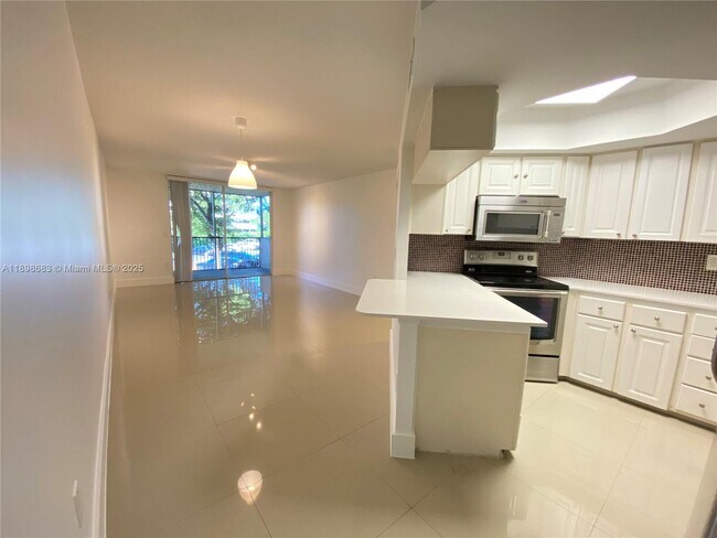 8363 Lake Dr in Doral, FL - Building Photo - Building Photo