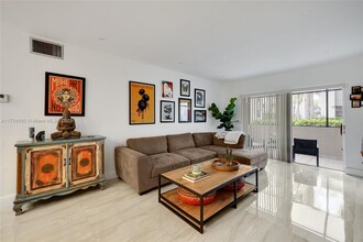 7913 SW 104th St in Miami, FL - Building Photo - Building Photo