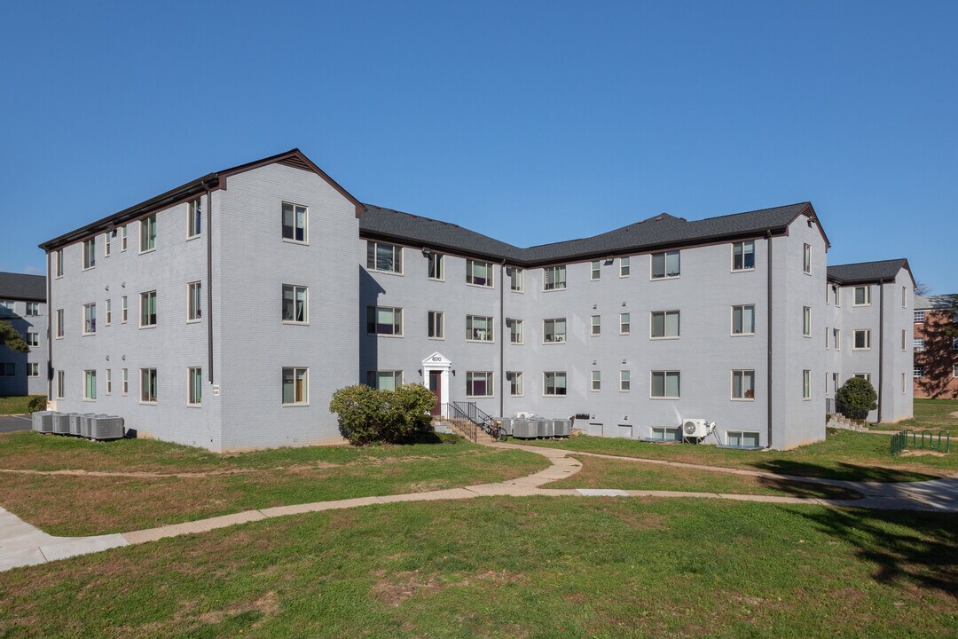 Parkwood Apartments in Falls Church, VA - Building Photo