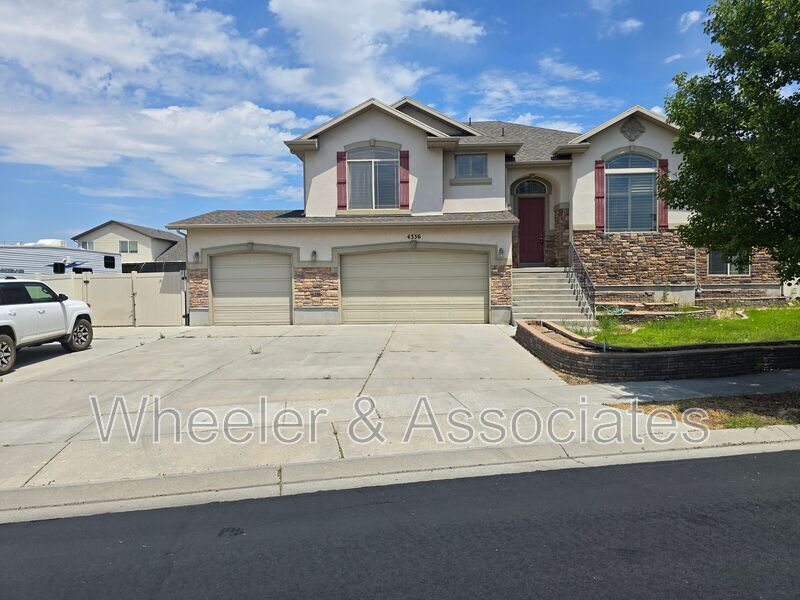 4336 W 5850 S in Hooper, UT - Building Photo